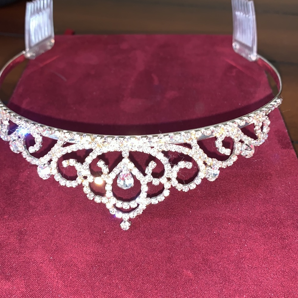 Rhinestone Tiara 👑 - Picture 6 of 9